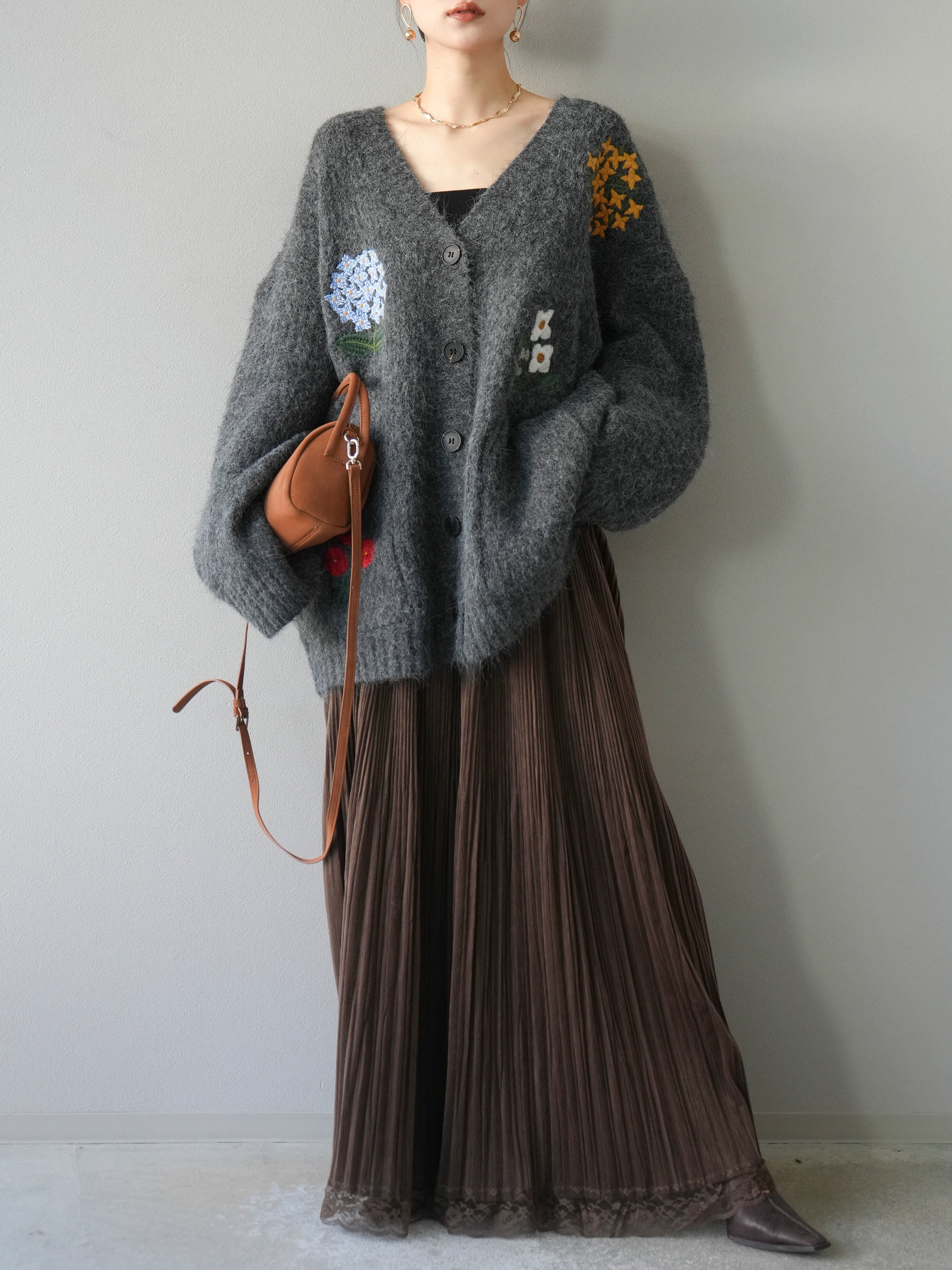予約]フラワー刺繍Vネックオーバーニットカーディガン/チャコール – Lumier