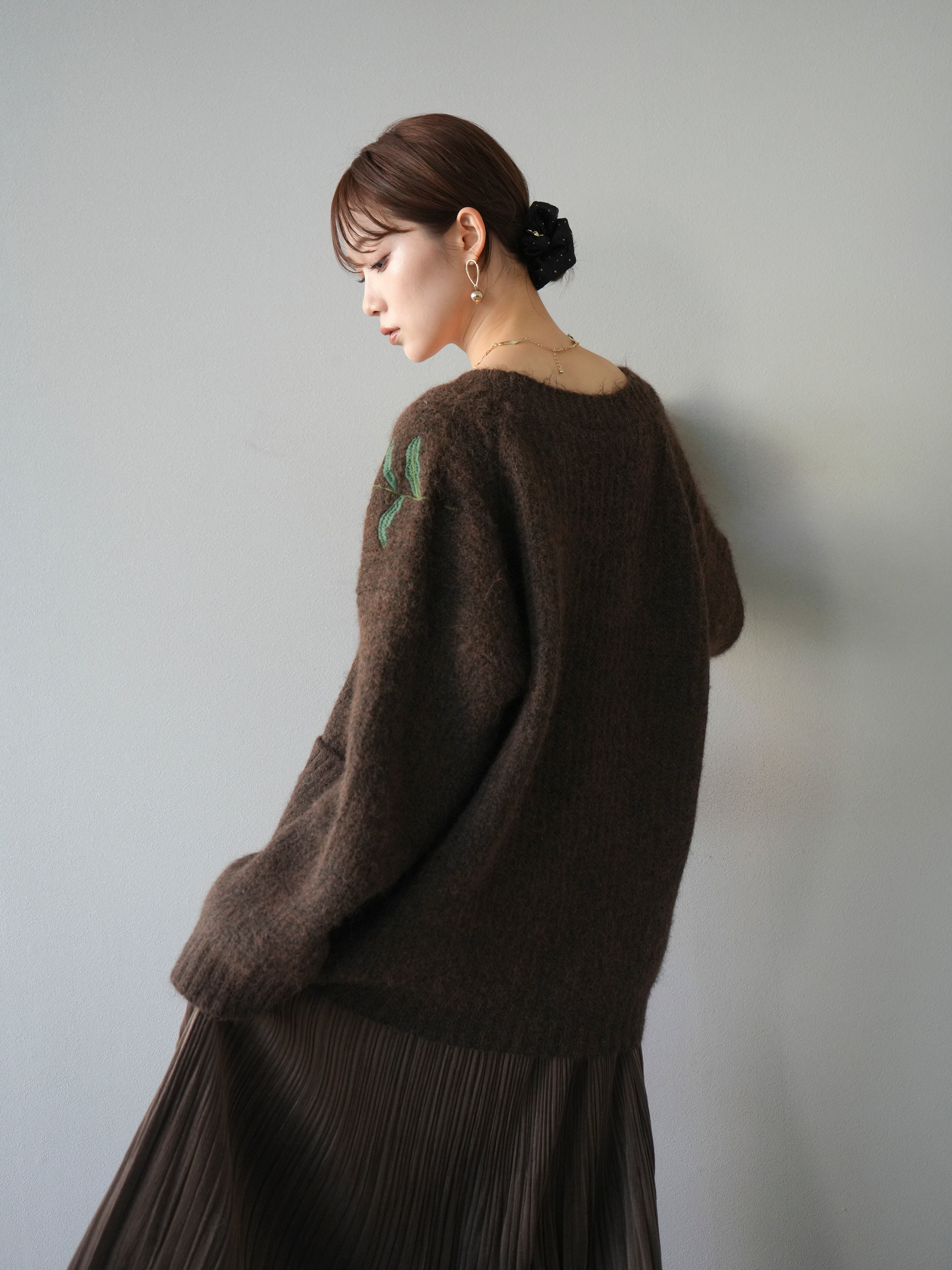 予約]フラワー刺繍Vネックオーバーニットカーディガン/ブラウン – Lumier