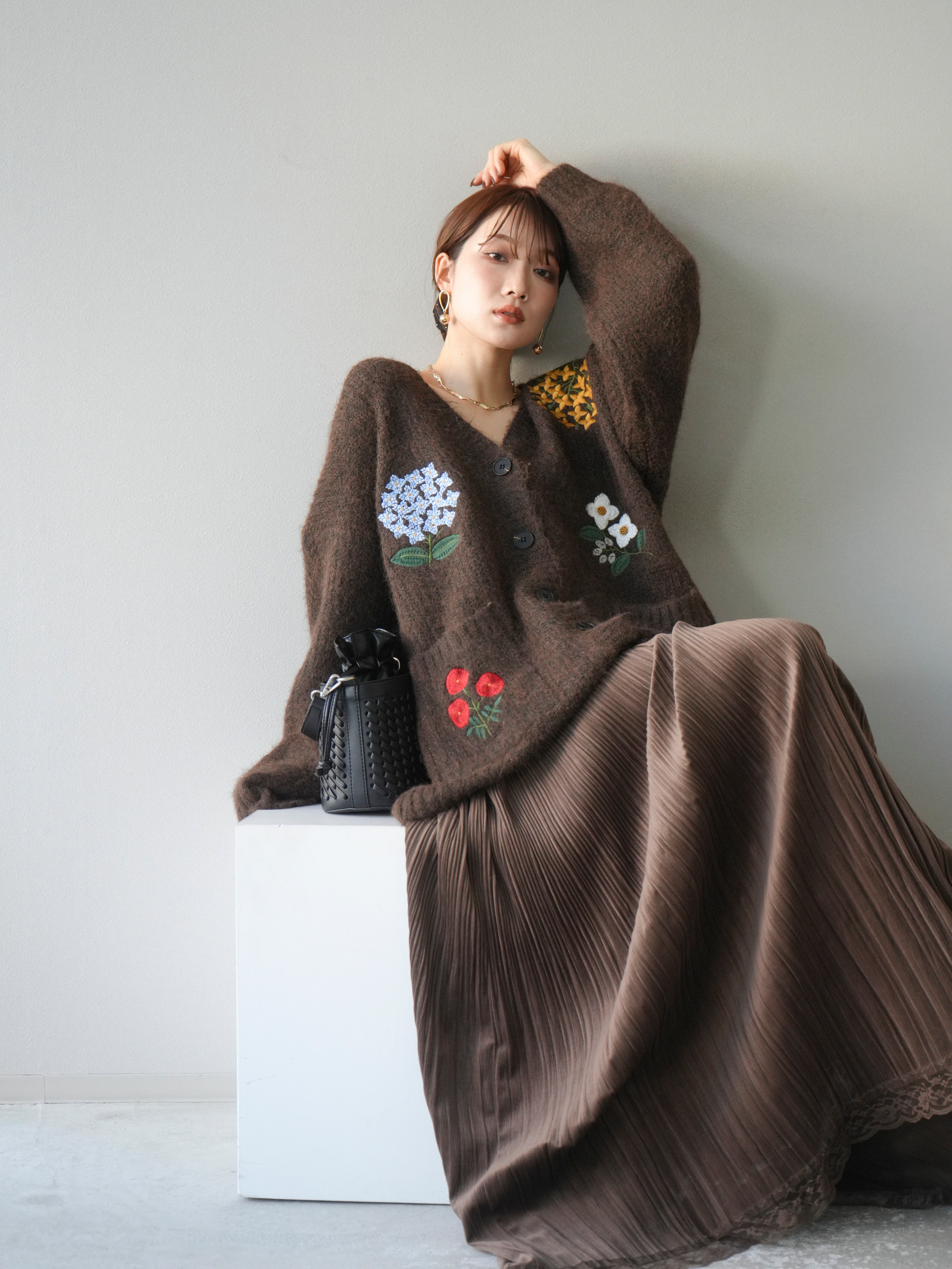 予約]フラワー刺繍Vネックオーバーニットカーディガン/ブラウン – Lumier