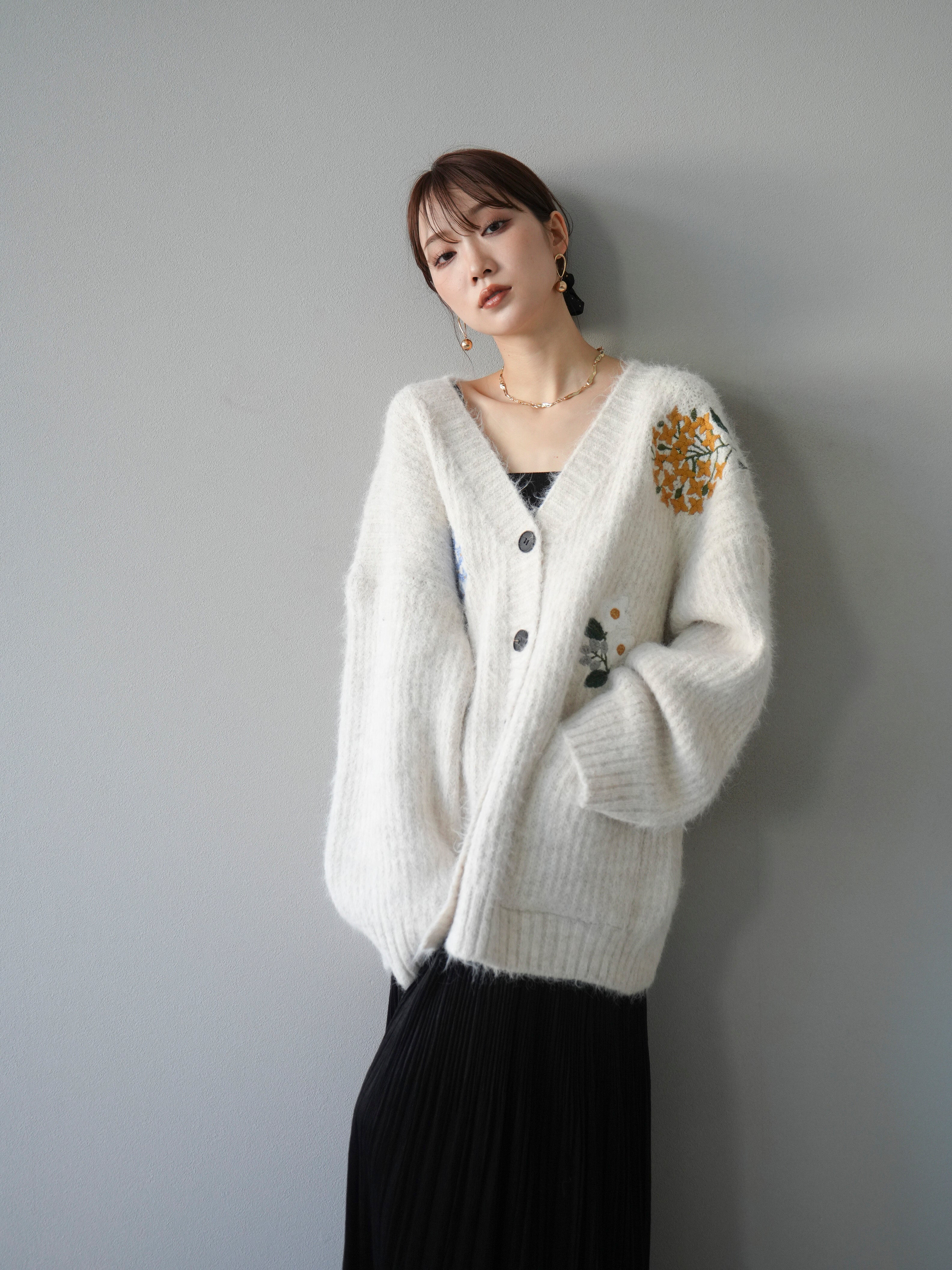 予約]フラワー刺繍Vネックオーバーニットカーディガン/アイボリー – Lumier