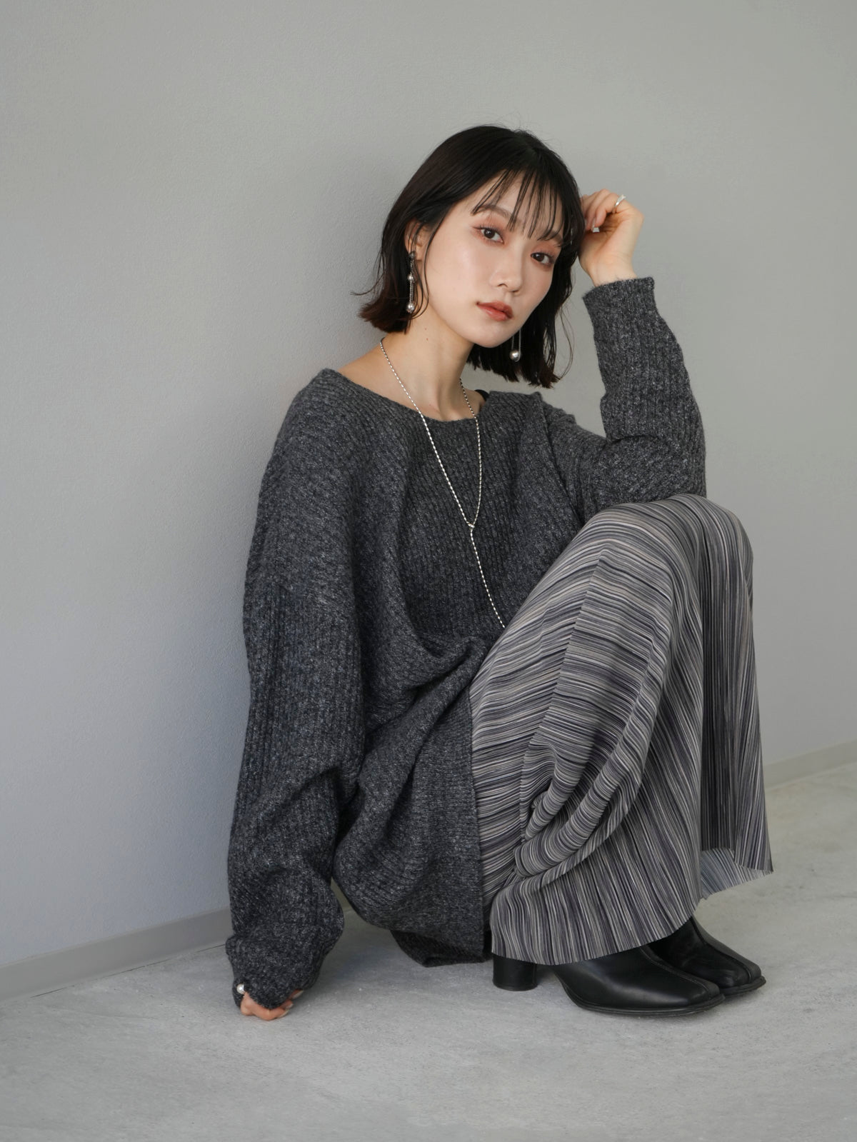 予約]バックオープンリブ編みニット/チャコール – Lumier
