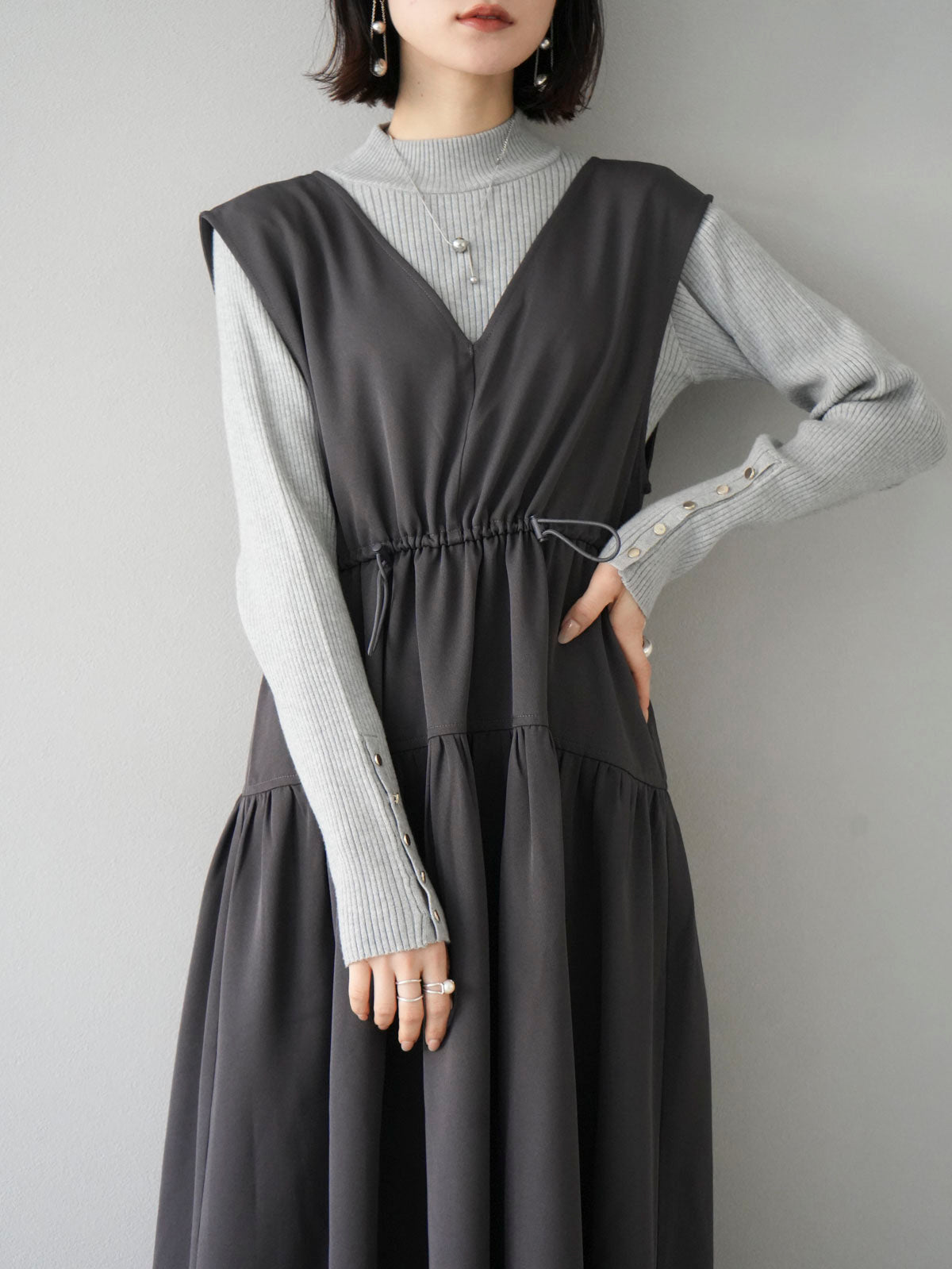 予約]Vネックドロストティアードワンピース/グレー – Lumier