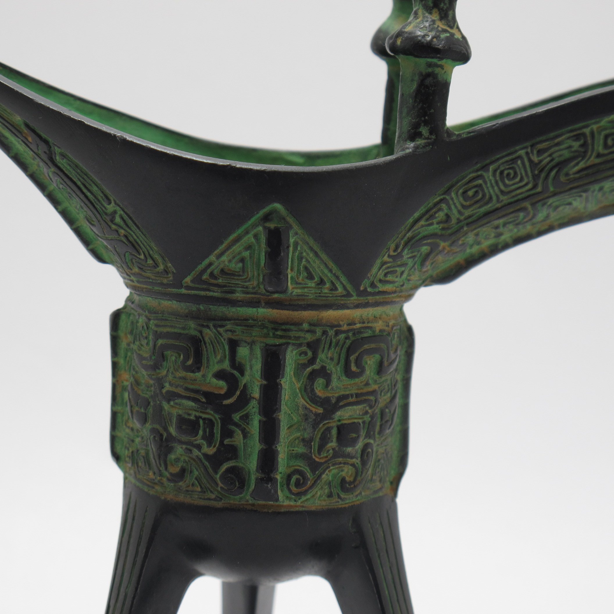 Amazon.co.jp: 青銅器 骨董複製品 古代酒器 饕餮紋 爵 (小) 盃 台付 KZ