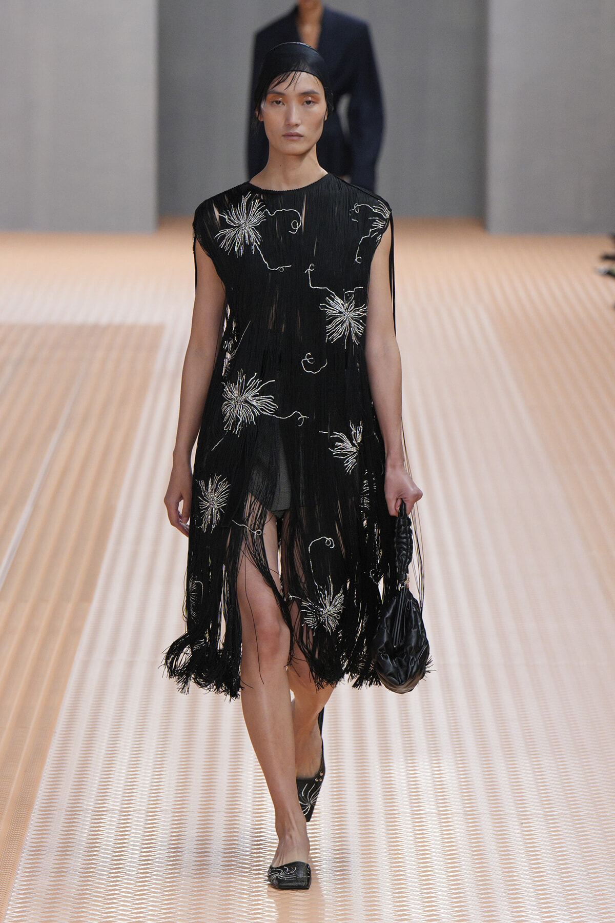 フリンジと刺繍に宿る、プラダの美しき手仕事。｜Fashion