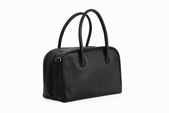 アイザック・レイナ。革のバッグを包み込む革の世界へ。｜Paris