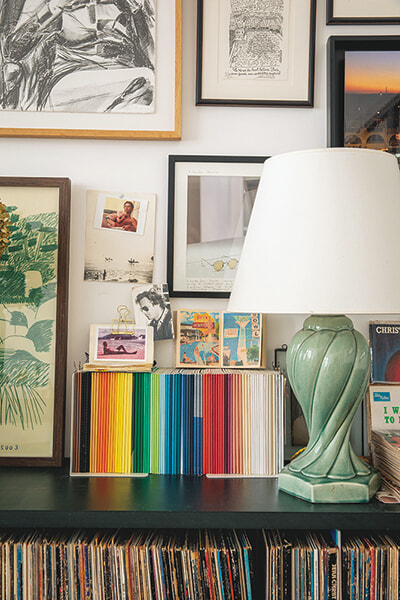 額やオブジェを重ねて、パリっぽいインテリアを創る。｜Paris