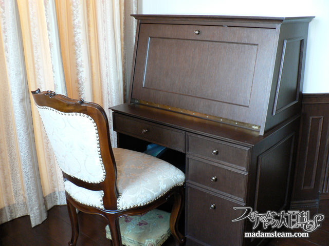 ヴィクトリアンなライティングビューロー型のパソコン机を購入