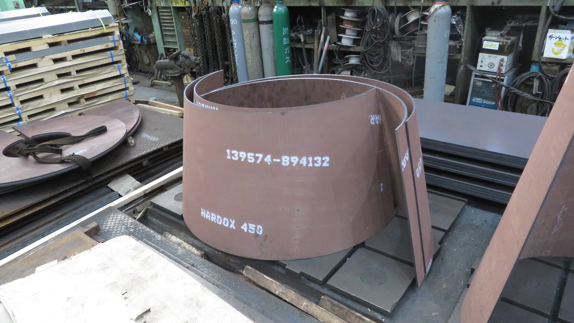 耐摩耗鋼板とは？特徴とメリット・デメリットを解説 | 森井鉄工所