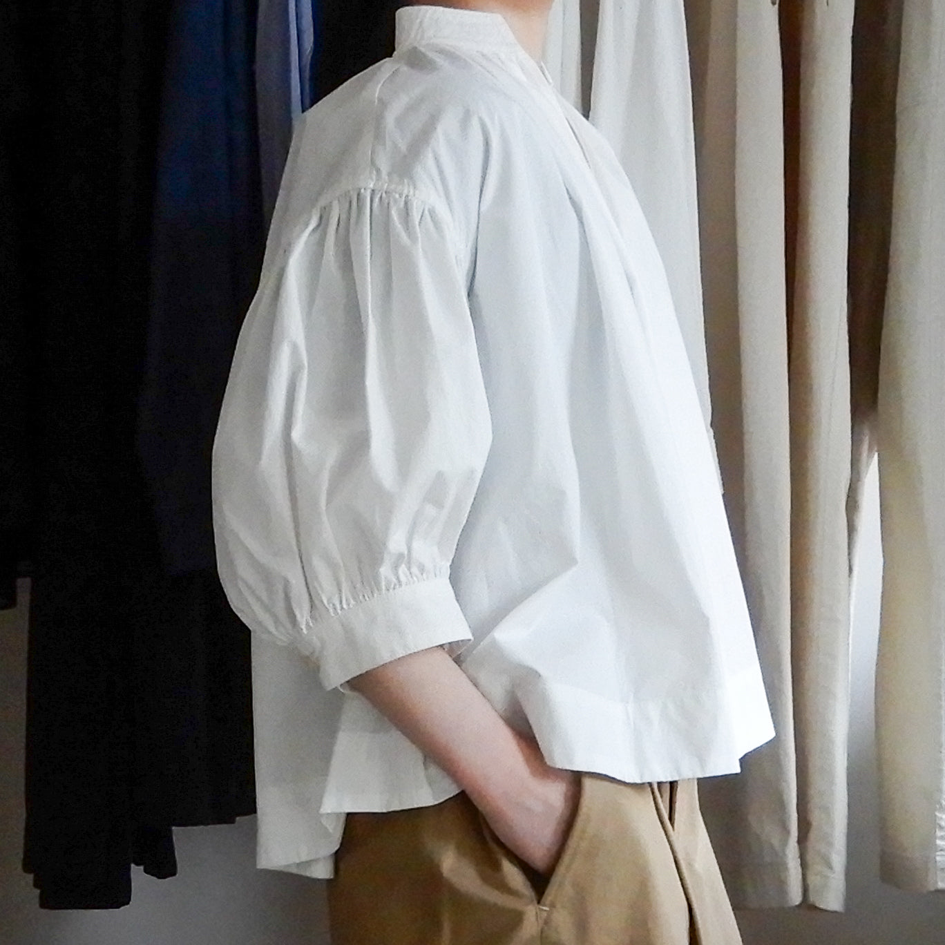 コットンギャザースリーブブラウス Off White – MAR ONLINE STORE