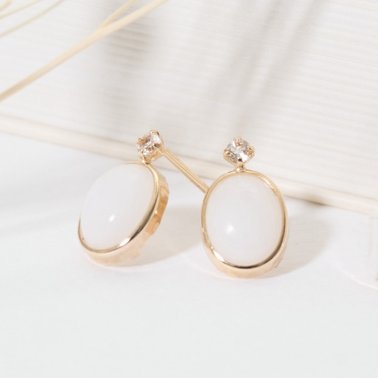 K10 ホワイトアゲート × ホワイトトパーズ スタッドピアス - me