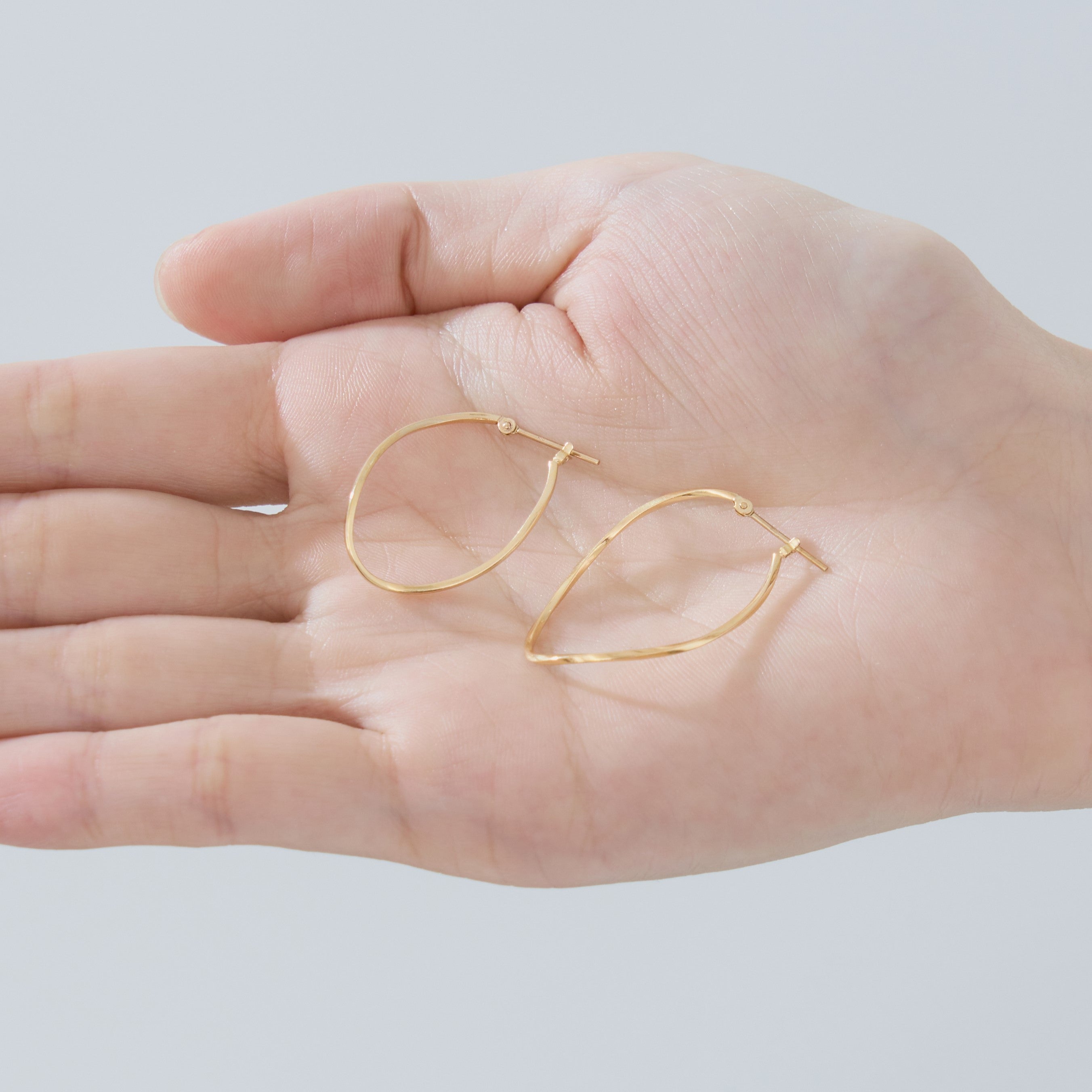 K10 ひねり フープピアス - me.（エムイードット）