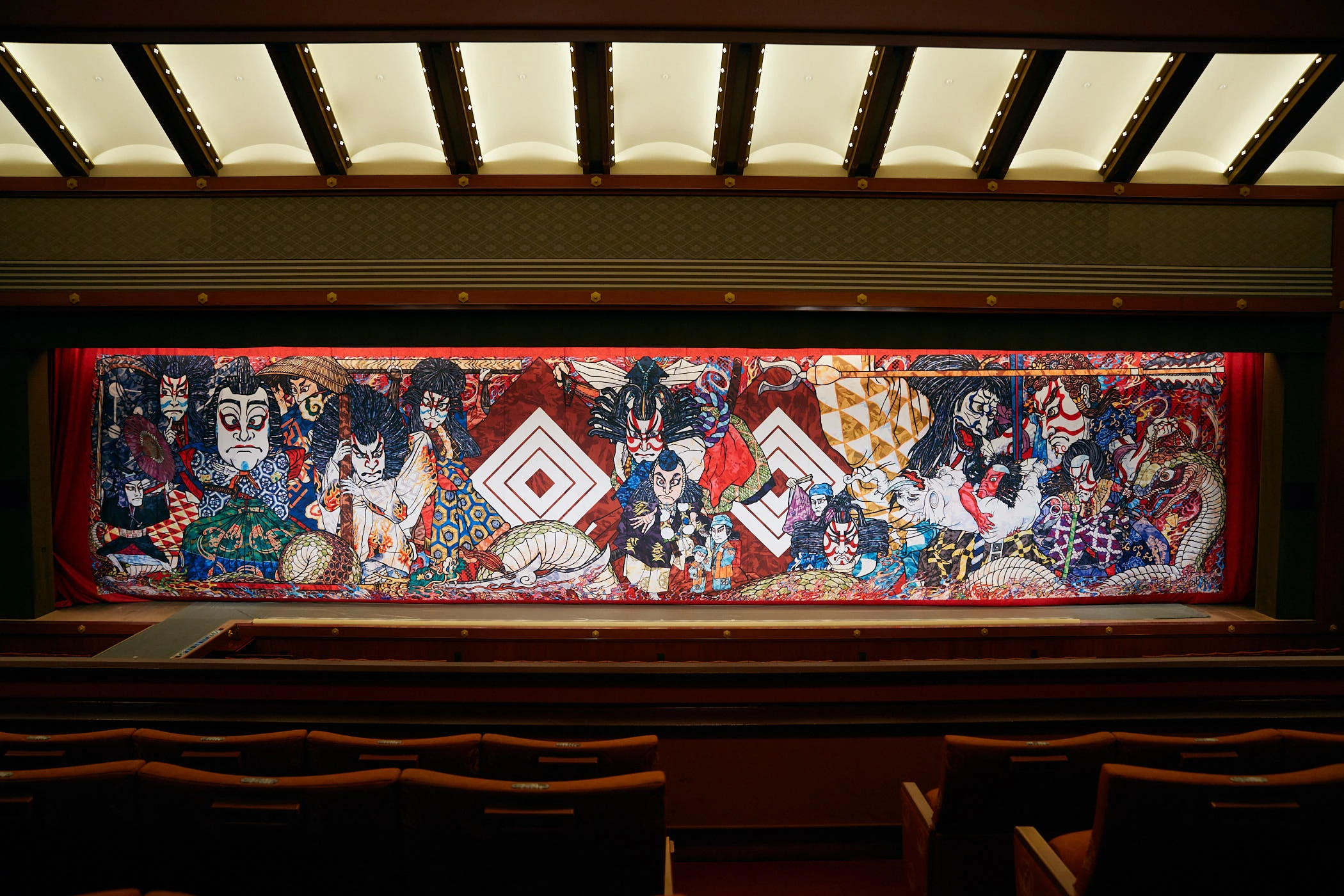 村上隆作の「祝幕」が歌舞伎座に登場、市川海老蔵の十三代目團十郎襲名