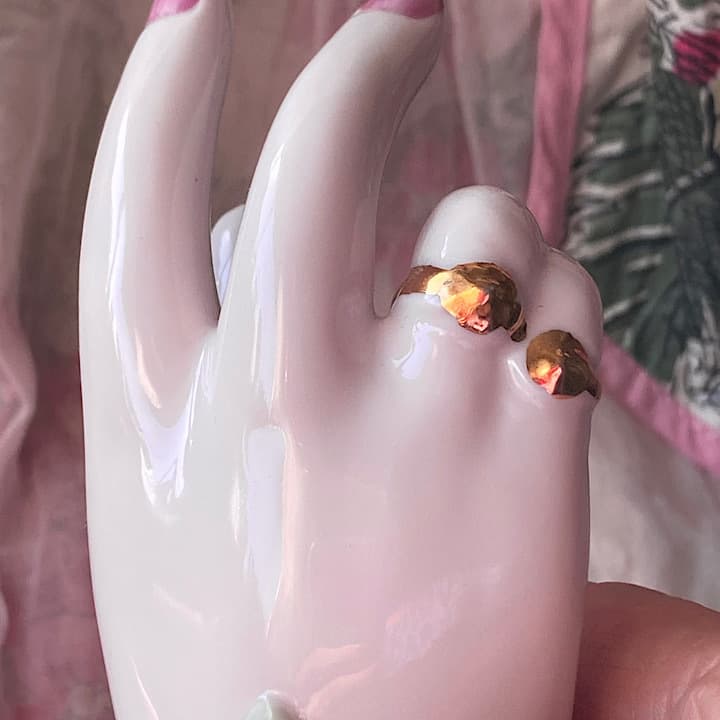 03Lefton 菫を飾ったピースの手のオブジェポーセリンリングホルダー