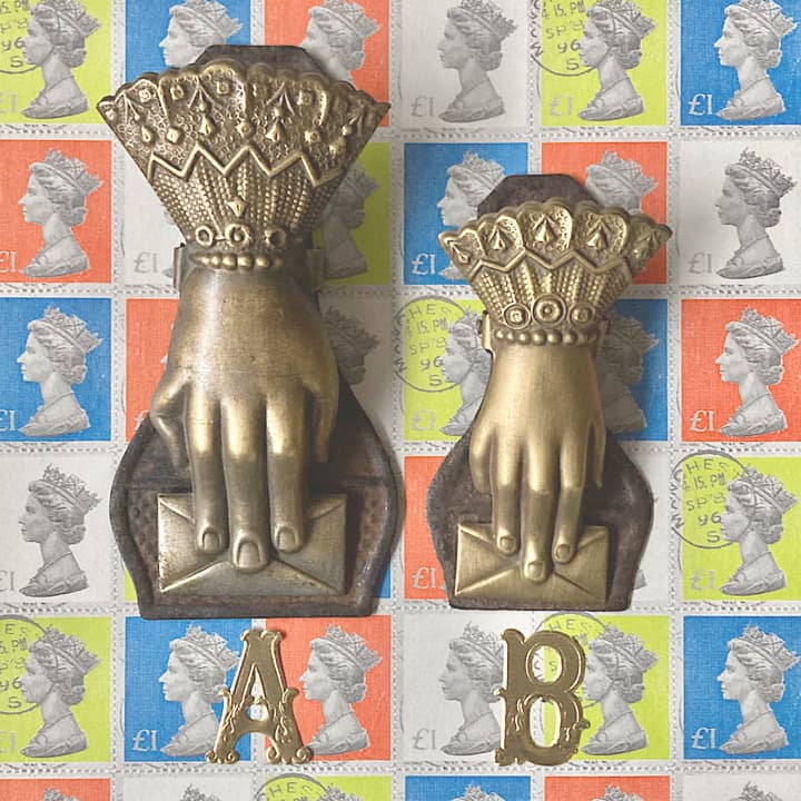 040手紙に添えた貴婦人の手 真鍮ハンドクリップB