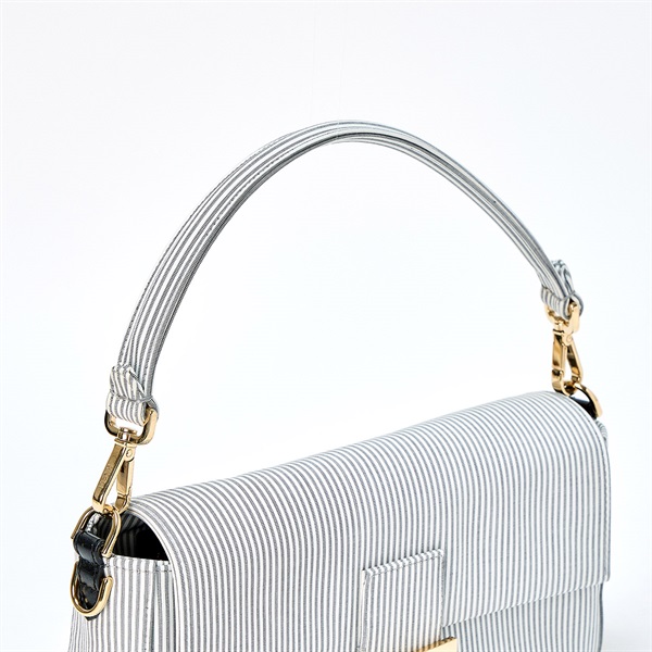 FENDI マンマバゲット ショルダーバッグ ストライプ ホワイト ライト