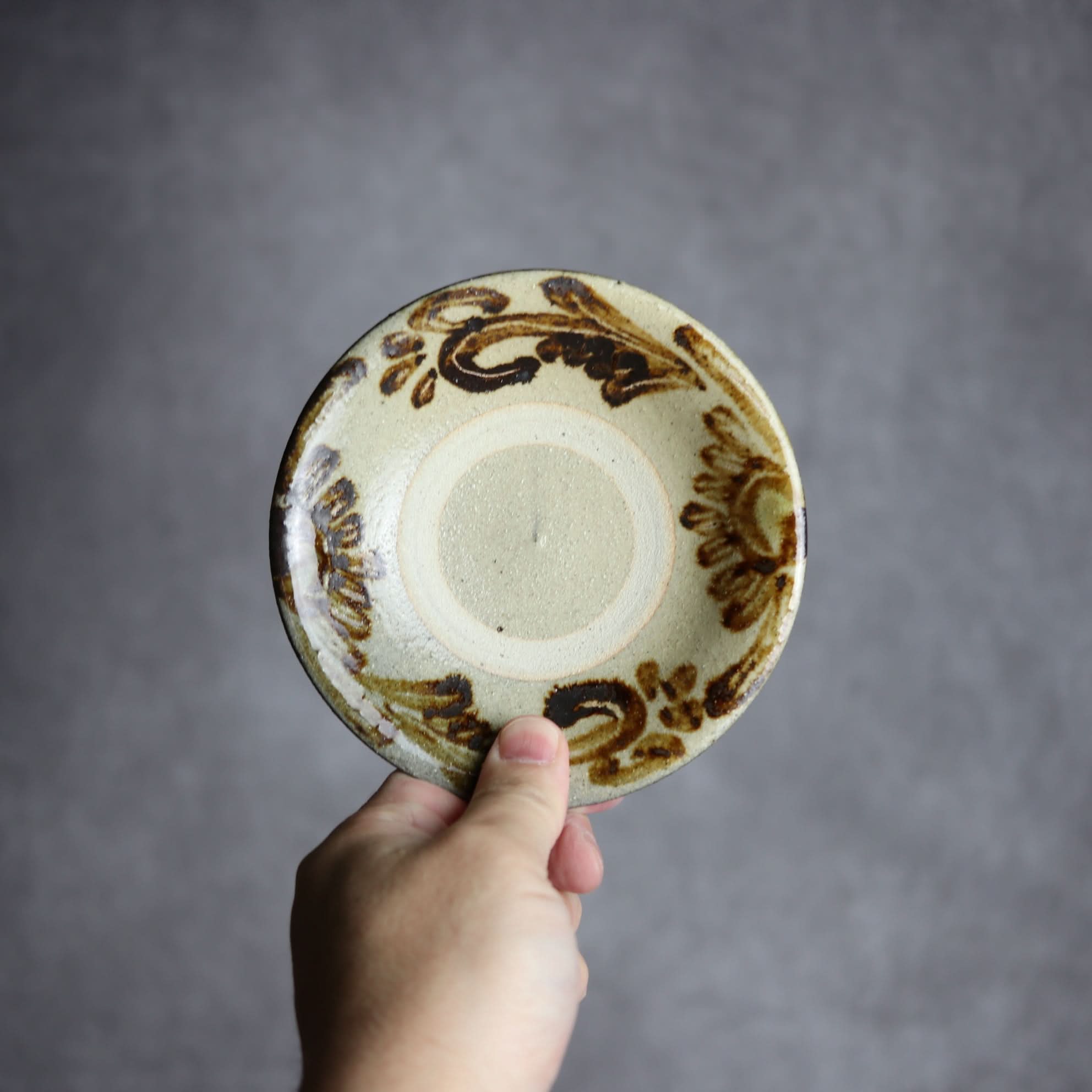 4寸皿1 飴釉 菊唐草 やちむん 陶器 北窯 宮城正享工房｜北窯 宮城正享