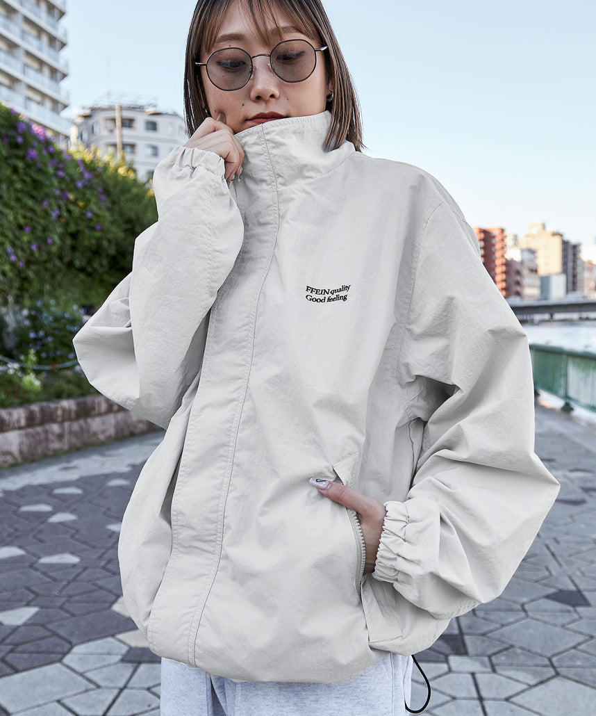 FFEIN（フェイン）】スタンドカラーナイロンジップアップジャケット