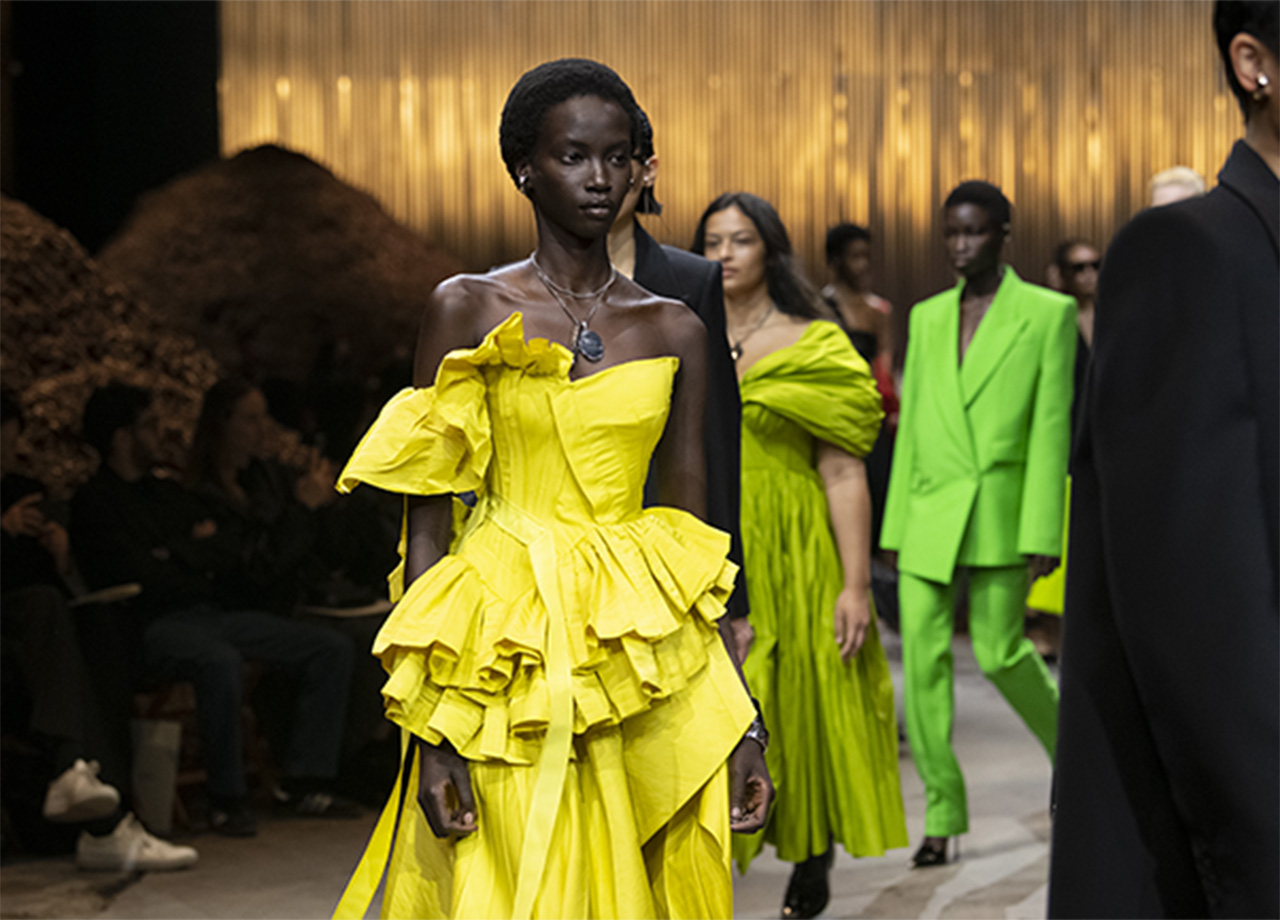 佐久間裕美子がレポート、アレキサンダー マックイーンショー in NY