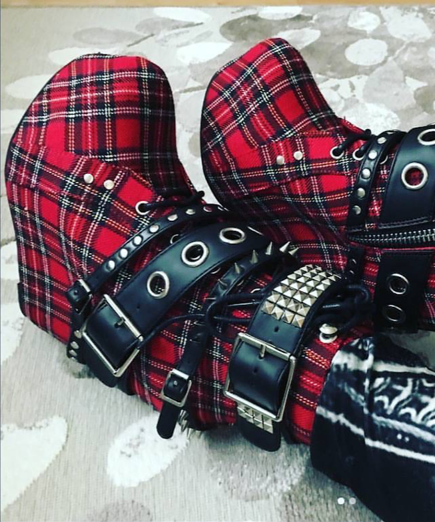 タータンチェック 厚底ベルトブーツ Charla Tedrick│Jeffrey Campbell