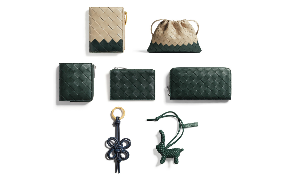 ボッテガ・ヴェネタ｜日本限定カラーの財布やレザーチャームを発売