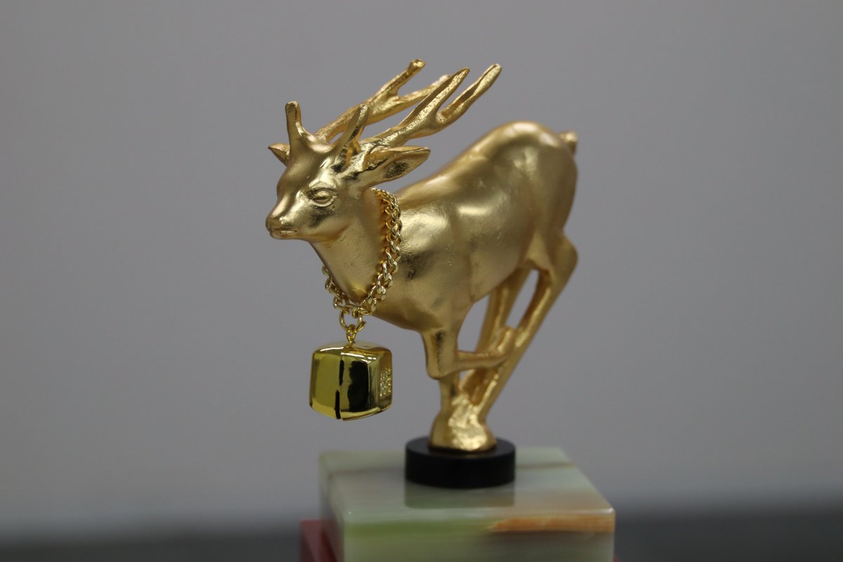 金の日 ということで、 「金」のスズシカトロフィーの画像をどうぞ