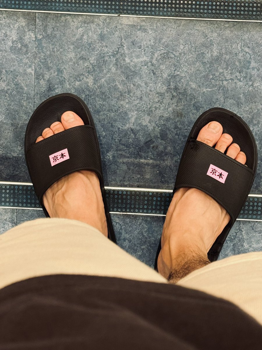 仕事の合間、一人で昼飯食いに外へ出掛けてたんだけど 不意に足元を見