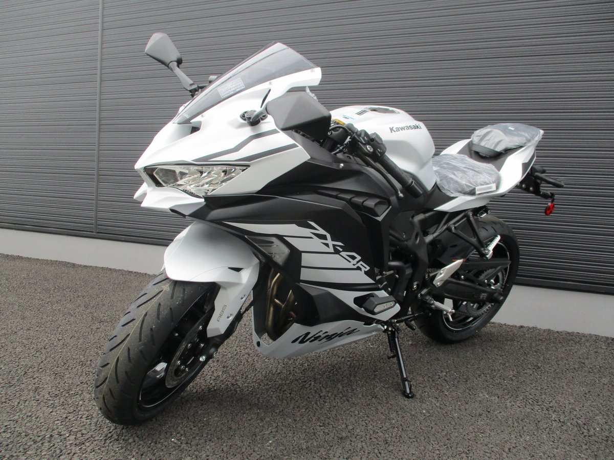 カワサキ『 Ninja ZX-4R SE』 メタリックマットホワイティッシュ