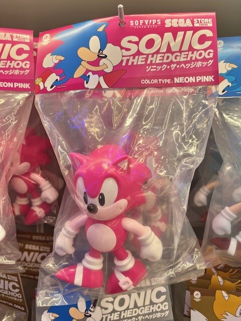 ELECTLIC TOYSが手がけるソフビブランド「SOFVIPS」から、ネオンピンク