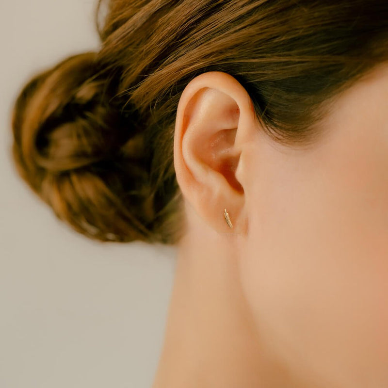 羽のピアス│K10フェザー ボディピアス。1本の羽を軟骨ピアスに – PICOLLET