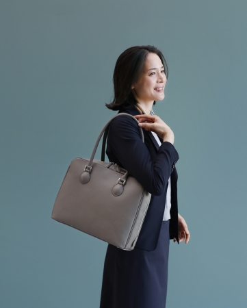 日本の職人がつくり上げた、女性のための仕事鞄「HINON」2月24日（土