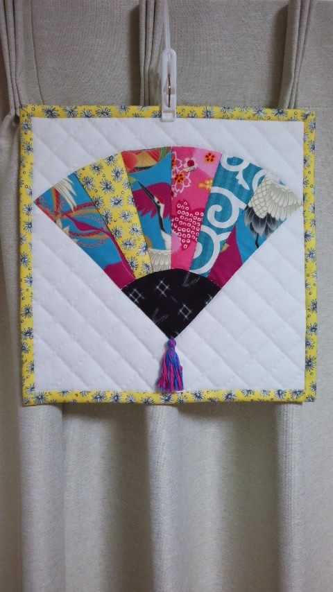 お正月用、扇ミニタペストリー完成 - 楽しい布合わせ