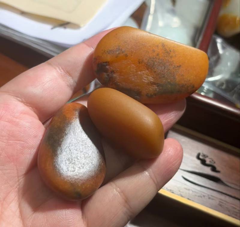 三块黄玉，谁真谁假？90%的人都猜错了！和田玉鉴定保养知识大全-藏玉网