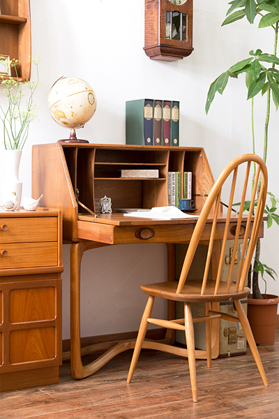 デスクと収納を両立！アンティークのライティングビューロー