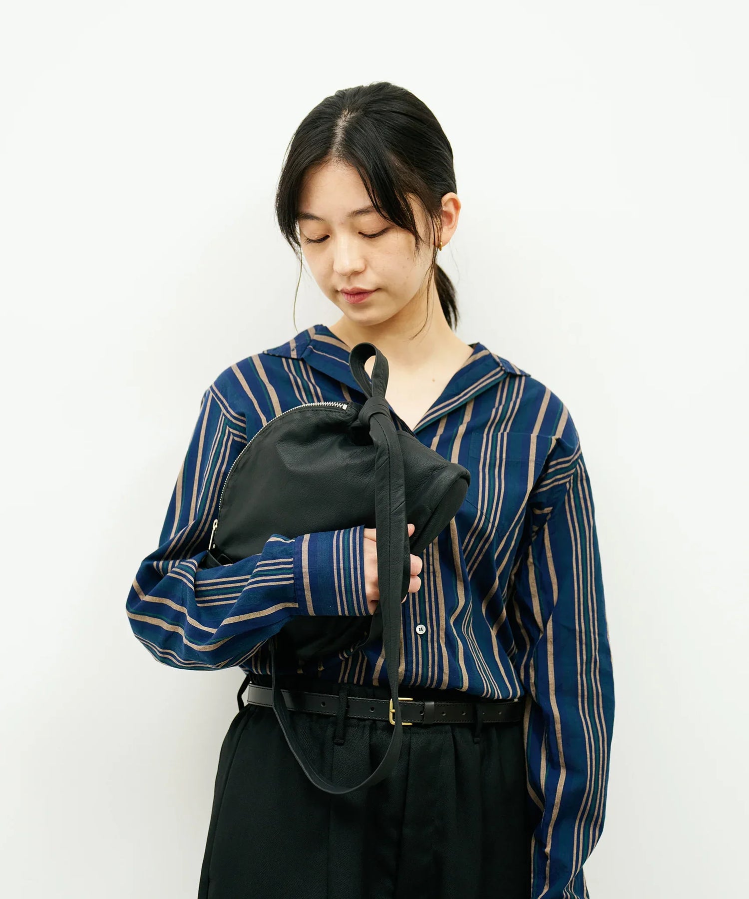 REN】《ショルダーバッグ》やわらかいヤギ革のアーチ型ショルダー