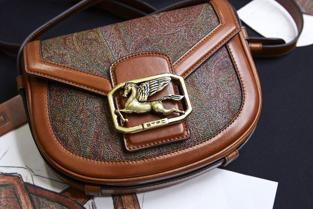 ETRO（エトロ）」、アイコニックなクロスボディバッグ「ペガソバッグ