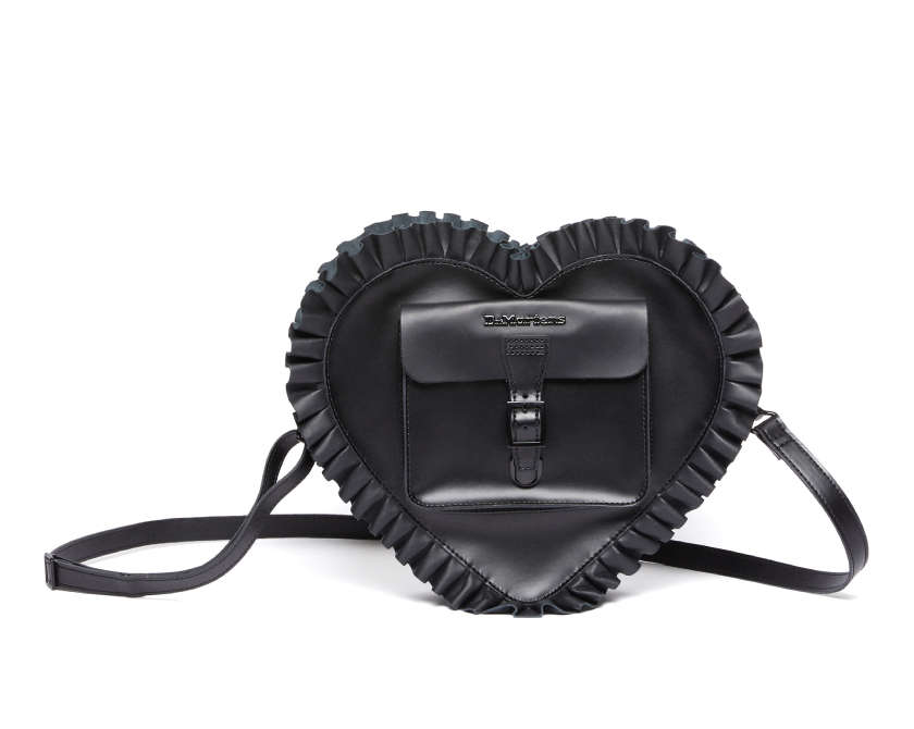 ドクターマーチンからバレンタインにピッタリなハート型の2WAYバッグが