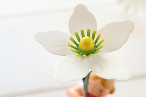 花を持つ少女クリスマスローズ – ドイツ・ザイフェンの木のおもちゃ