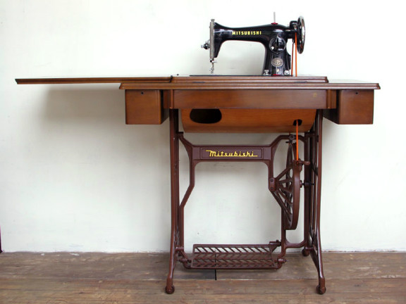 No.193 MITSUBISHI 三菱製 家庭用足踏みミシン：アンティークミシン