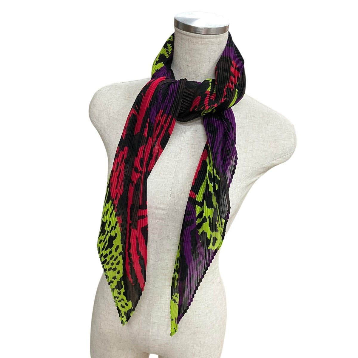 me ISSEY MIYAKE(ミーイッセイミヤケ) プリーツグラフィックスカーフ