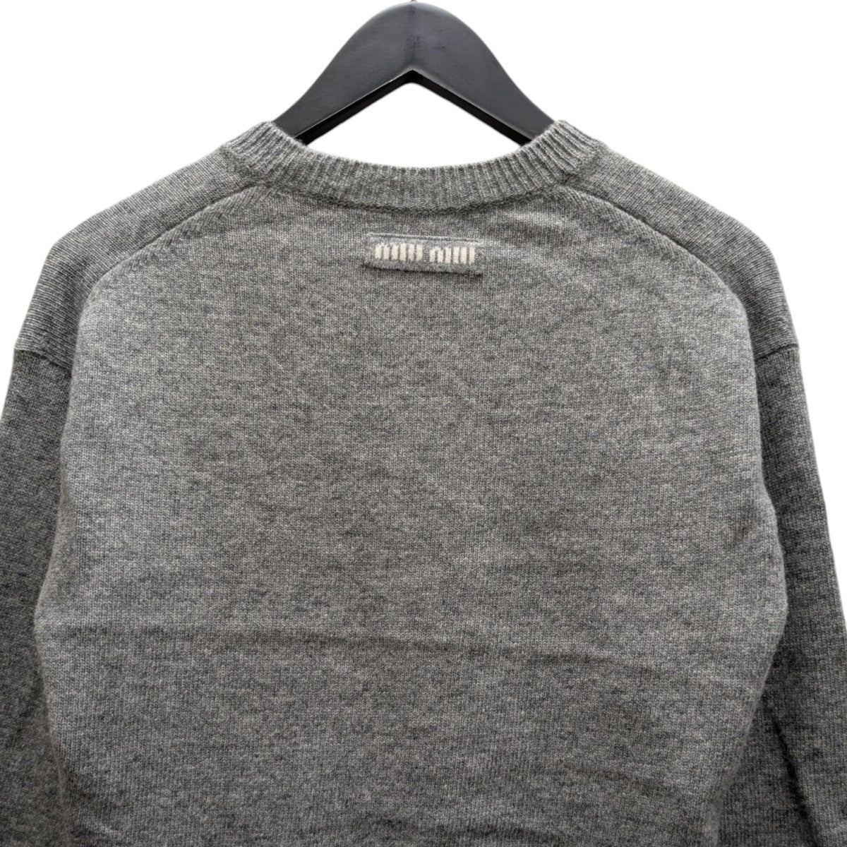 MIU MIU(ミュウミュウ) クロップド丈Vネックニット DNA972 グレー