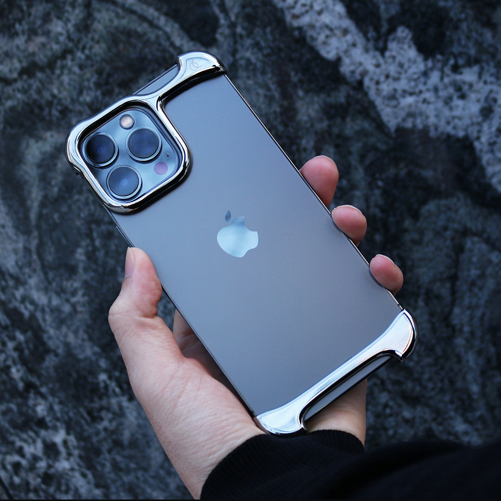 iPhone16Pro/16ProMax用]アルミ・ミラーシルバー バンパー ケース