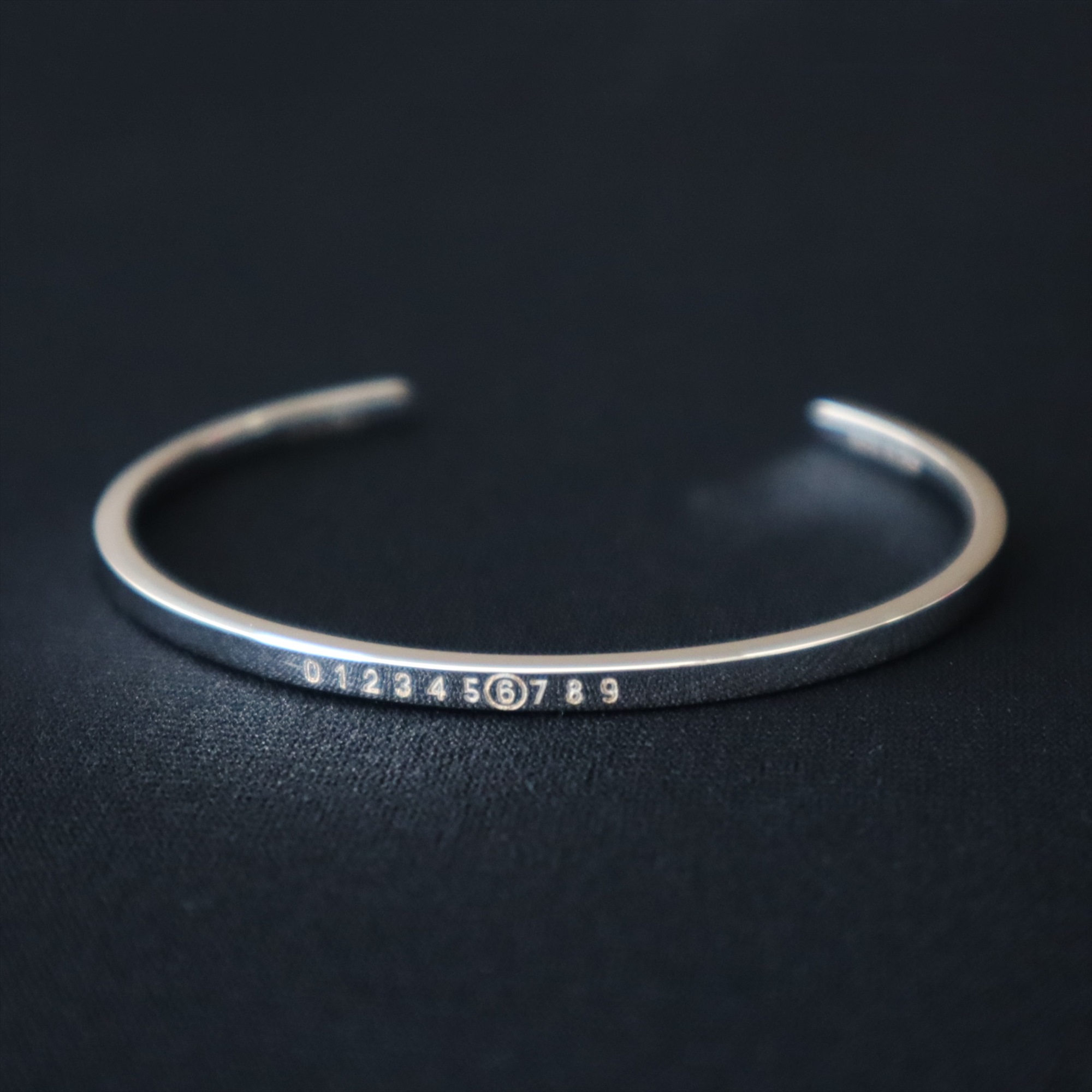 MM6 【並行輸入品】MM6 カフブレスレット Numeric ミニマル