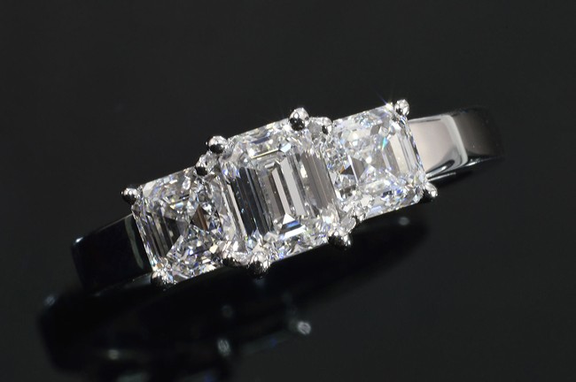 ダイヤ Dカラー IF スリーストーンダイヤリング！ 0.6カラット