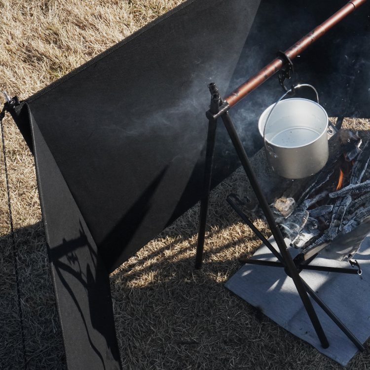 焚火陣幕 KUROMAKU | (クロマク) 焚火用パーテーション | SINANO WORKS