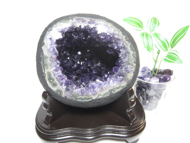 本物の紫水晶原石 アメジストドーム 4.6Kg 木製台座付を販売／PAX
