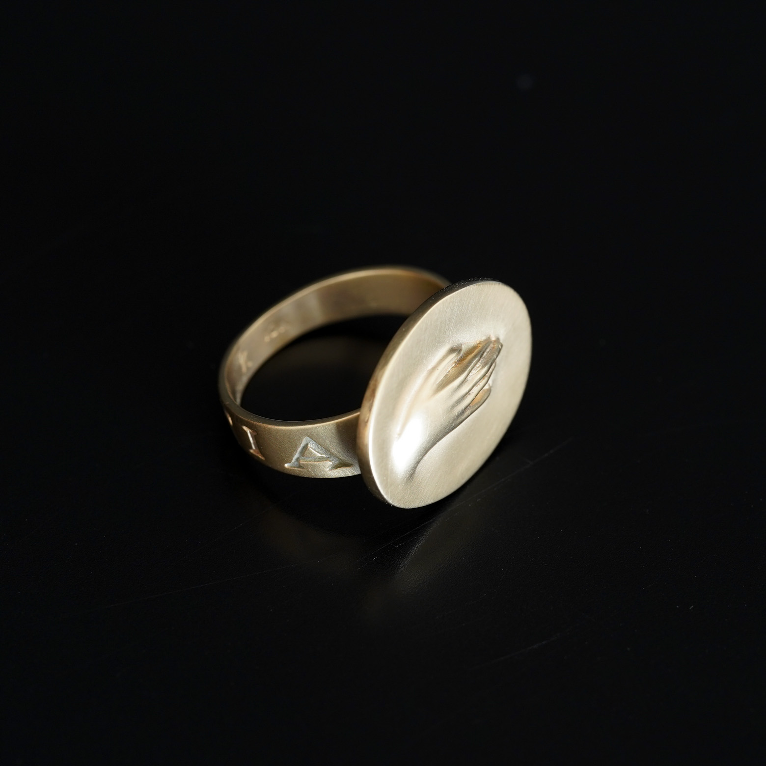 Love Token Ring / Hand 10K (Gabriella Kiss) - SOURCE objects