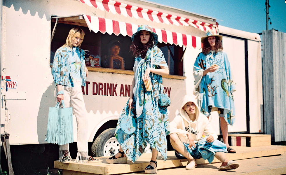 新木優子が仲間とチルアウト！ ロエベ“パウラズ イビザ”コレクション