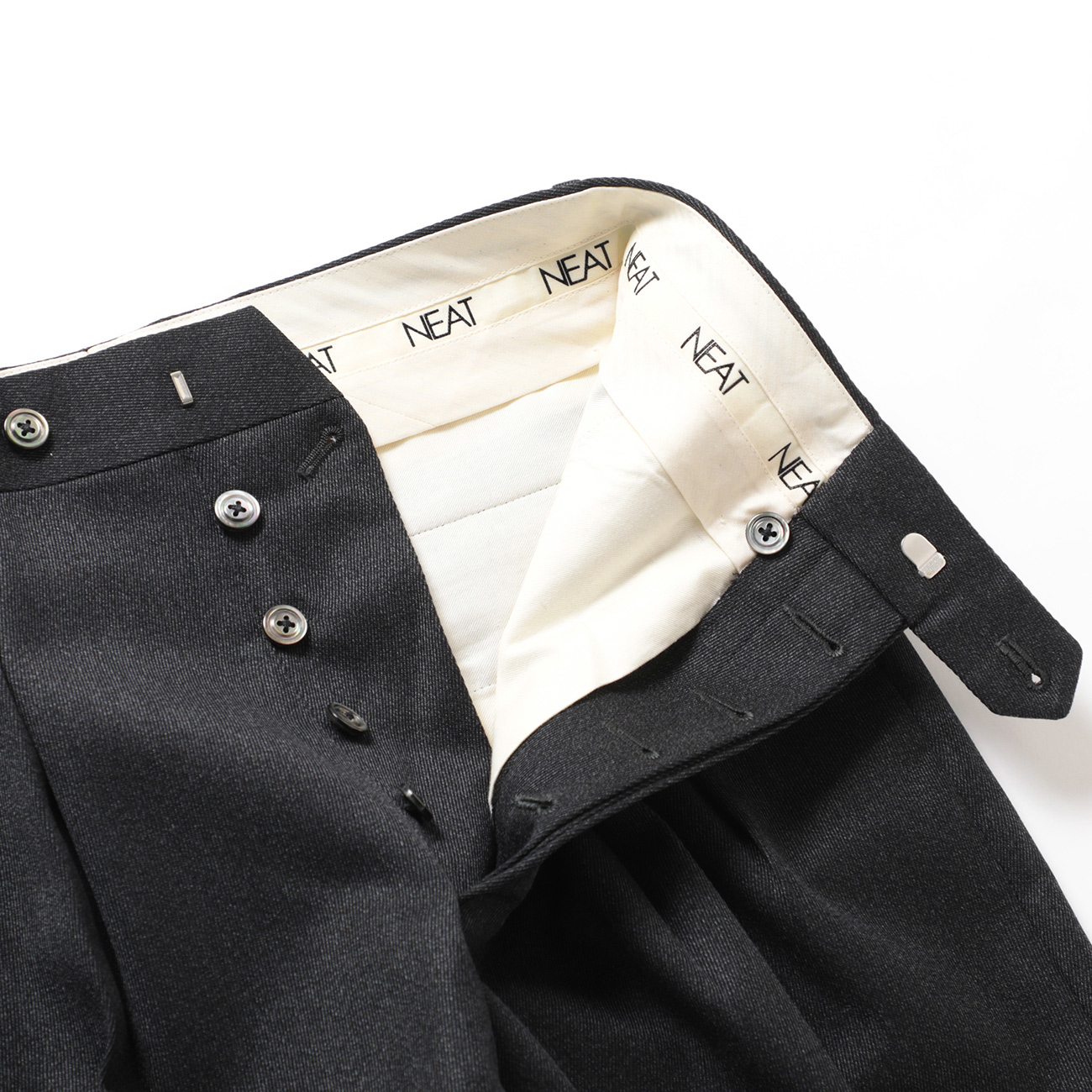 一本は持っておきたいイマ注目の『NEAT / ニート』パンツをシルエット