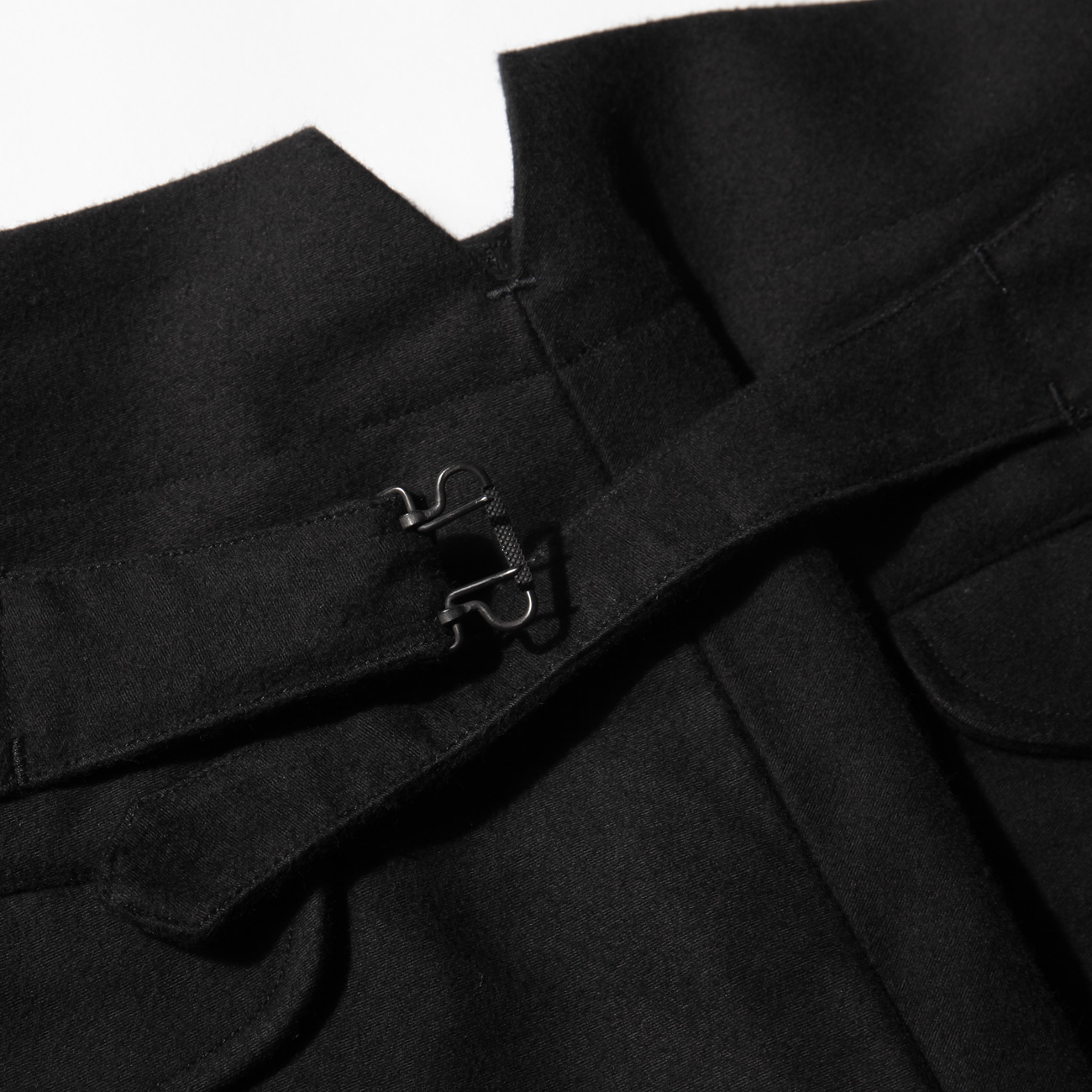 COMOLI / コモリ | モールスキン バックストラップパンツ - Black