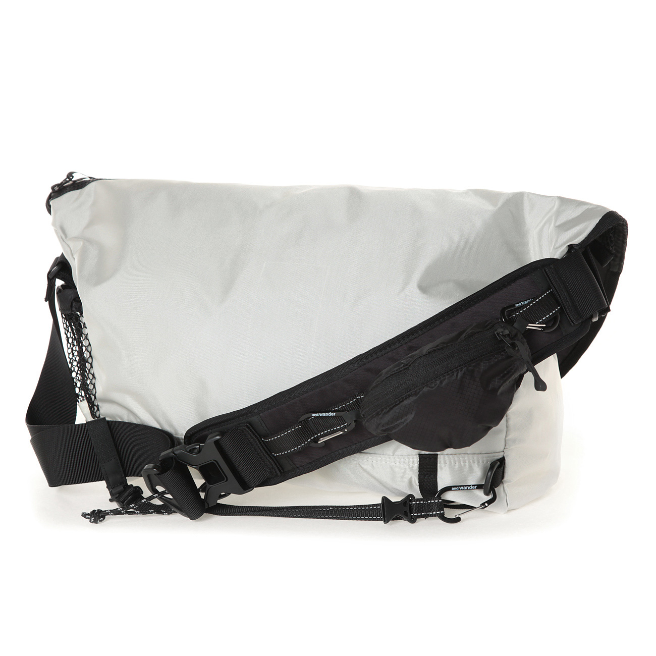 and wander / アンドワンダー | 20L messenger bag - white | 通販